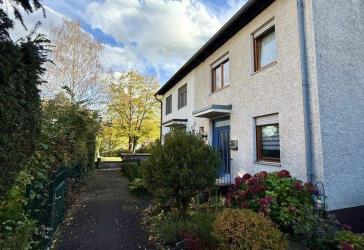 Raumwunder – Reihenmittelhaus mit Carport und Stellplatz in Stegaurach-Debring zu verkaufen