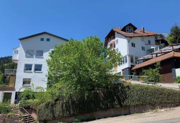 Exklusives Wohnvergnügen: Moderne Eleganz mit Terrasse und traumhafter Aussicht