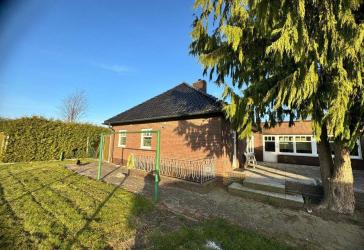 Einfamilienhaus mit Einl.-Wohnung, Lager u. Garagen auf 2.100 m² Eigenland in Lübeck-Niederbüssau