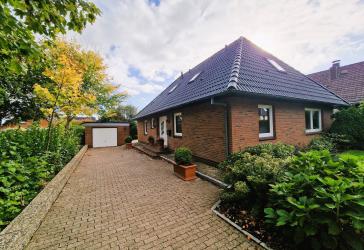 ** Modernisierter und gepflegter Walmdachbungalow in Premium-Lage von Husum **