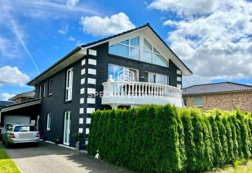 Wohnen am Golfplatz: Hochwertiges Niedrigenergie-Zweifamilienhaus mit Garten & Balkon!