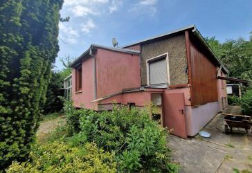 ...großes Grundstück mit Bungalow inmitten der Landeshauptstadt.