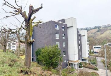 Renovierte familienfreundliche 4-Zimmer-Wohnung mit Balkon und Garage in ruhiger Lage