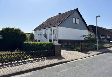 *** Solides Okal-Haus mit Keller, Garage und großem Gartengrundstück ***