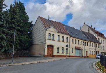 Ensemble aus 3 Stadthäusern sowie 6 Garagen