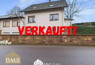 Großes Wohnhaus mit Garagen und Garten !