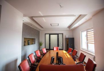 Modernes Bürogebäude mit Produktion- und Lagerräume