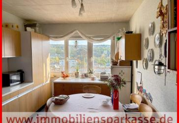 Zentral und vermietet: Wohnung im denkmalgeschützen Mehrfamilienhaus!