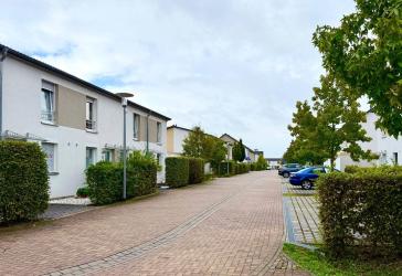 Hermann Immobilien: Gepflegtes Reihenmittelhaus mit Terrasse und Garage in ruhiger Lage