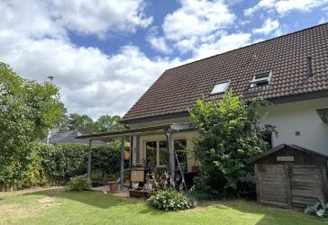 Verbundenes Einfamilienhaus mit Süd- West Terrasse und Carport in gewachsener ruhiger Ortslage