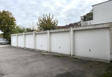 Bardenberg! Garagenhof mit 8 Garagen, zus. Stellplätzen und sanierungsbedürftigem Wohnhaus