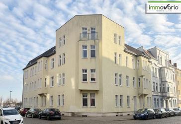 4-Zimmer-Wohnung mit kleinem Balkon, Abstellraum, Tageslichtbad mit Wanne und Gäste-WC mit Dusche.