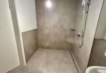 Wohnberechtigungsschein erforderlich - Behindertengerechte 2-ZKB-Wohnung m. Terrasse, Einbauküche direkt an der LUX-Grenze - frei ab 01.06.2026