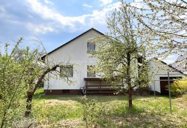 Einfamilienhaus für die ganze Familie mit schönem Grundstück mit 715 m² in Postbauer-Heng (Kemnath)