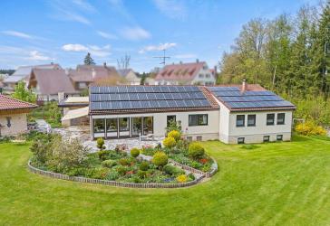 Eine grüne Oase! Stilvolles Ein- oder Zweifamilienhaus mit märchenhaftem Gartenparadies