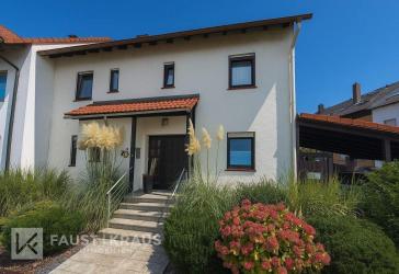 Großzügiges Einfamilienhaus mit Garten, extra Garage, PV-Anlage und viel Nutzfläche!