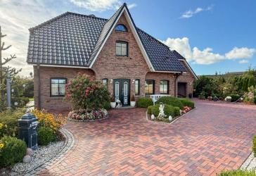 Typisch friesisch, top-gepflegt, viel Platz: modernes Einfamilienhaus in der Nähe von Heide.