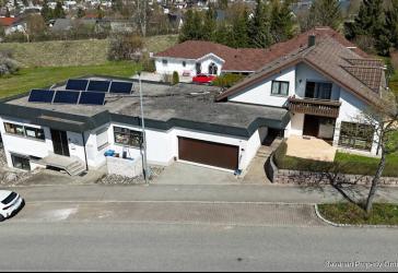 Starke 1.820 €/m²: 2-FH mit Halle, 4 Garagen & flexible Nutzungsmöglichkeiten