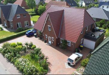 Exklusives Zweifamilienhaus im Friesenstil - Hochwertig ausgestattet mit Garten und Dachterrasse