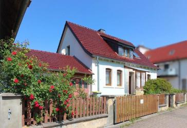 Einfamilienhaus mit Nebengebäude und Garten in Dermbach-Gehaus