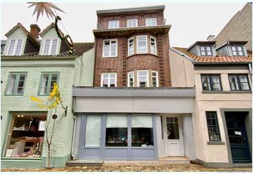 Investment in Toplage: W+G Haus Laden u 3 Mietwhgen oberste mit Meerblick + Hinterhaus mit Carports