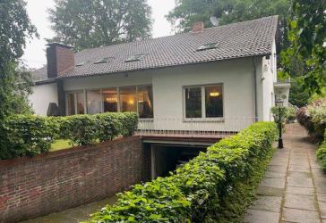 Gepflegtes großzügiges Wohnhaus in Dudweiler-Süd Nähe Uni.