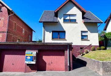 Gepflegtes Einfamilienhaus mit Garten und Doppelgarage in Rödental