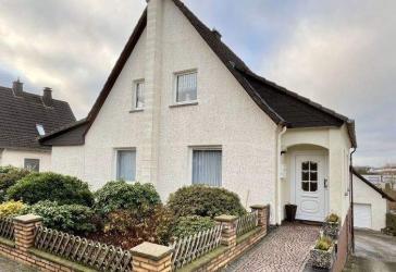 Vielseitiges Wohnhaus mit großem Grundstück!