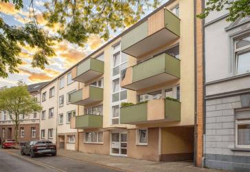 Gepflegtes Mehrfamilienhaus mit acht Wohneinheiten und fünf Garagen in Gelsenkirchen-Resse