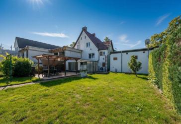 Renovierte Doppelhaushälfte mit Garten und Garage in zentrumsnaher Lage von Lünen