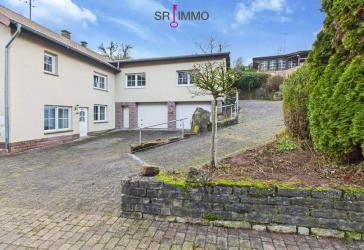 Wohnen mit Perspektive: Haus mit zwei Wohnungen und Baugrundstück in Baustert