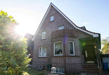 85m² Wfl.+ 110m² Gfl. - Sanierungsbedürftiges Wohnhaus mit Arztpraxis und großem Grundstück