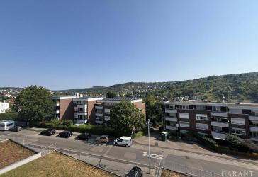 Ruhiges Wohnen mit sonnigem Balkon und zusätzlichen Zimmern unterm Dach!