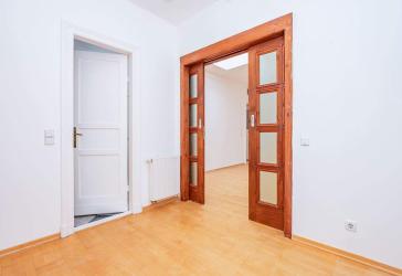 Provisiosfreie Dachgeschosswohnung mit großzügigem Wohnbereich !