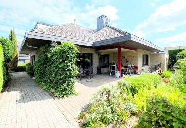 Freistehendes Einfamilienhaus mit Keller, Garage und großzügigem Garten
