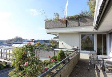 Große 4,5 Zimmer Wohnung in sonniger, ruhiger Lage mit Bergblick