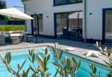 Modernes Einfamilienhaus mit Poolanlage und hochwertiger Ausstattung.