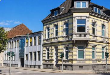 Düren-City - Solide Gewerbeimmobilie mit 8 Stellplätzen & Wohnhaus mit 3 Einheiten