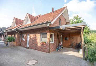 Friedrichsfehn! Reihenendhaus mit schönem Garten und Carport in zentraler Lage.