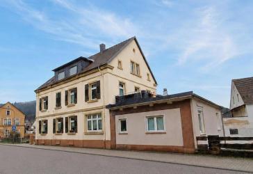 Mehrfamilienhaus mit Anbau und zusätzlichem Bauplatz