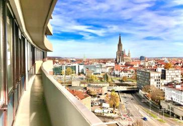 Urbanes Wohnen im 15. Stockwerk des Universum Centers mit sensationellem Fernblick auf das Münster und die Alpenkette