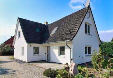 Gepflegtes Einfamilienhaus in Massivbauweise mit modernem Komfort und großem Grundstück - sofort bezugsfertig!
