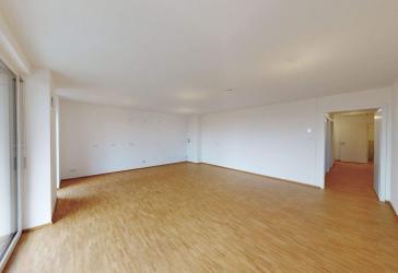 Ein Neubau für das Leben im Quartier mit großzügigem Wohnbereich und Balkon