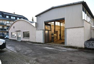 Ein- bis Zweifamilienhaus mit beheizten, autobahnnahen Hallen m. Büros sowie Parkraum!