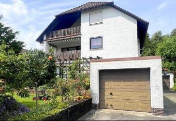 Karben, Petterweil: Ihr neues Familiendomizil, zwei Einheiten zum Wohlfühlen + Garten & 2 Garagen