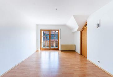 - Gemütliche 2-Zimmer-Dachgeschosswohnung mit Balkon im Straubinger Osten -