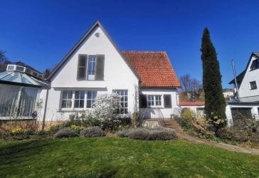 Großzügiges Einfamilienhaus mit Wintergarten, Kaminzimmer, Sauna und gewachsenem Garten in Marsberg
