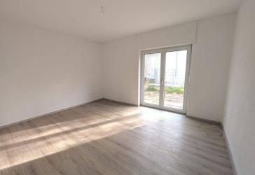 Zentral und dennoch ruhig: Helle EG/Souterrainlage mit Terrasse zum Wohlfühlen