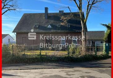 Freistehendes Zwei- bis Dreifamilienhaus mit Potential