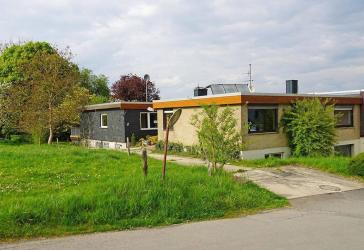 Doppelbungalow mit viel Land und Stallung